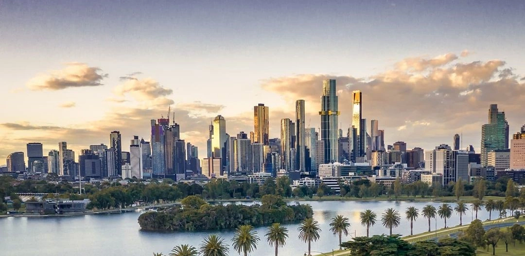 Melbourne, Victoria, Australia skyline from albert park lake